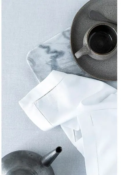 Langkilde & Søn - Vit broderad kudde med dekorativ kant